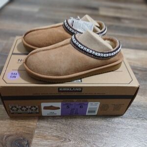 Kirkland Signature Unisex Slippers NWT